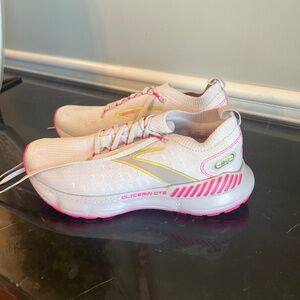Brooks Glycerin Running Shoes, White/Pink in Size 7.5